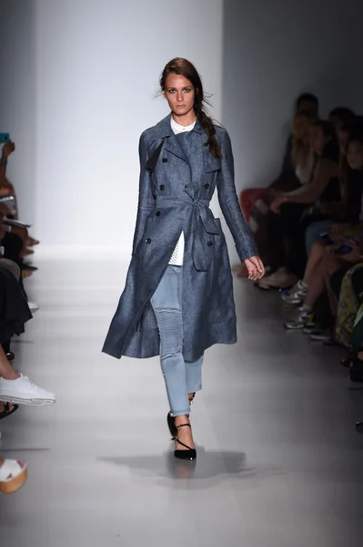 Modelo caminha na passarela de Marissa Webb durante Mercedes-Benz Fashion Week Spring 2015 — Fotografia de Stock