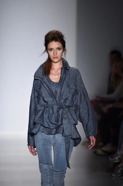 Modelo caminha na passarela de Marissa Webb durante Mercedes-Benz Fashion Week Spring 2015 — Fotografia de Stock