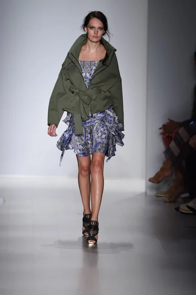 Model läuft während mercedes-benz fashion week spring 2015 über den Laufsteg von marissa webb — Stockfoto