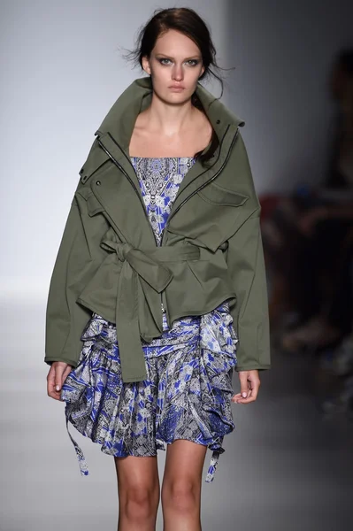 Model spacery pasa startowego marissa webb podczas mercedes-benz fashion week wiosna 2015 — Zdjęcie stockowe