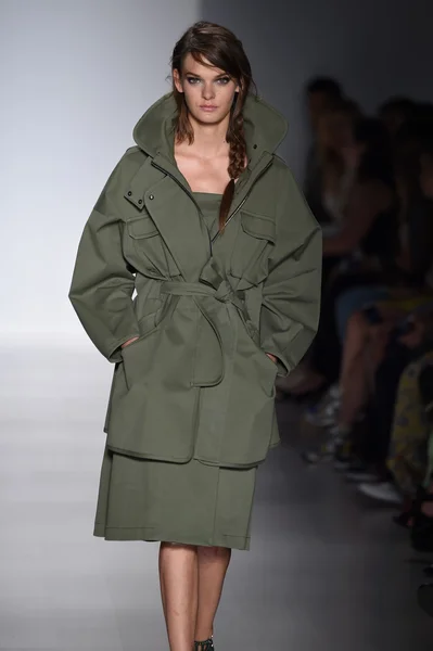 モデルはマリッサの滑走路を歩くメルセデス ・ ベンツ ファッション週間春 2015年中ウェッブ — ストック写真