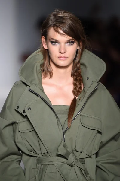 Modelo camina por la pasarela en Marissa Webb durante Mercedes-Benz Fashion Week Primavera 2015 —  Fotos de Stock