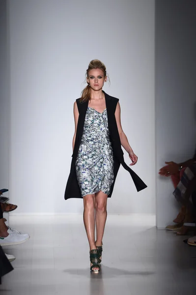 Modelo camina por la pasarela en Marissa Webb durante Mercedes-Benz Fashion Week Primavera 2015 — Foto de Stock