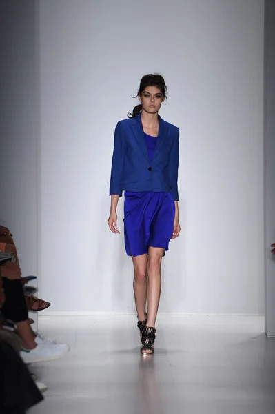 Modelo camina por la pasarela en Marissa Webb durante Mercedes-Benz Fashion Week Primavera 2015 — Foto de Stock