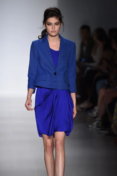 Le mannequin parcourt la piste de Marissa Webb lors de la Fashion Week Printemps 2015 de Mercedes-Benz — Photo