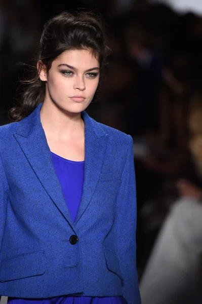 Modelo camina por la pasarela en Marissa Webb durante Mercedes-Benz Fashion Week Primavera 2015 —  Fotos de Stock