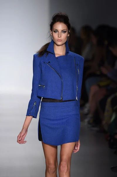 Model läuft während mercedes-benz fashion week spring 2015 über den Laufsteg von marissa webb — Stockfoto