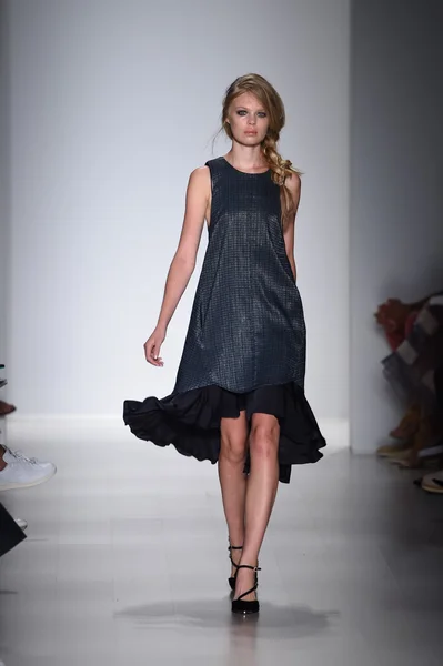 Model spacery pasa startowego marissa webb podczas mercedes-benz fashion week wiosna 2015 — Zdjęcie stockowe