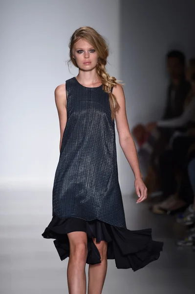 Modelo camina por la pasarela en Marissa Webb durante Mercedes-Benz Fashion Week Primavera 2015 — Foto de Stock