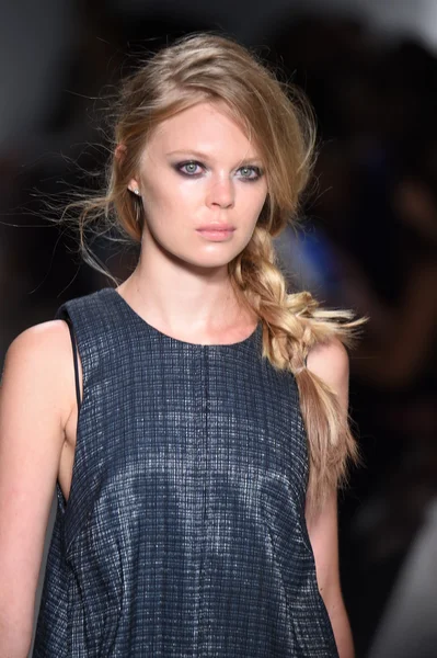 Model läuft während mercedes-benz fashion week spring 2015 über den Laufsteg von marissa webb — Stockfoto