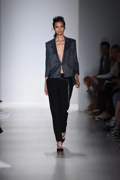 Modelo camina por la pasarela en Marissa Webb durante Mercedes-Benz Fashion Week Primavera 2015 — Foto de Stock