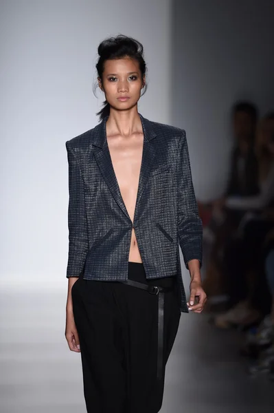 Model läuft während mercedes-benz fashion week spring 2015 über den Laufsteg von marissa webb — Stockfoto