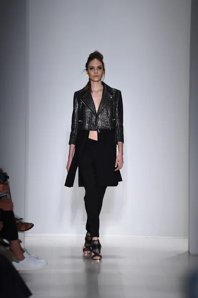 Model läuft während mercedes-benz fashion week spring 2015 über den Laufsteg von marissa webb — Stockfoto
