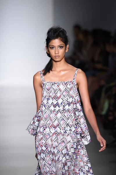 Model läuft während mercedes-benz fashion week spring 2015 über den Laufsteg von marissa webb — Stockfoto