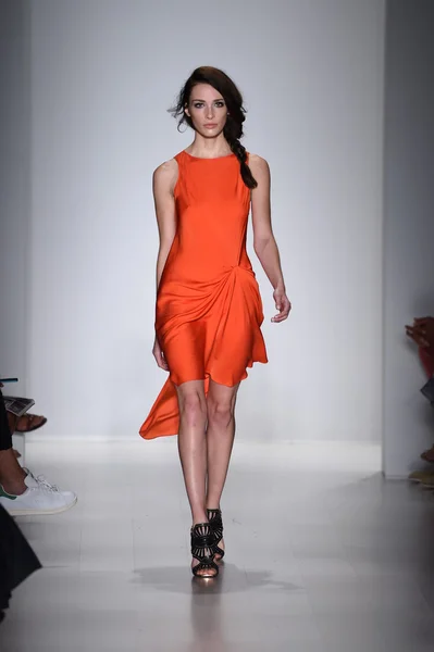 Modell sétál a kifutópályán, marissa webb során mercedes-benz fashion week tavasz 2015-ig — Stock Fotó