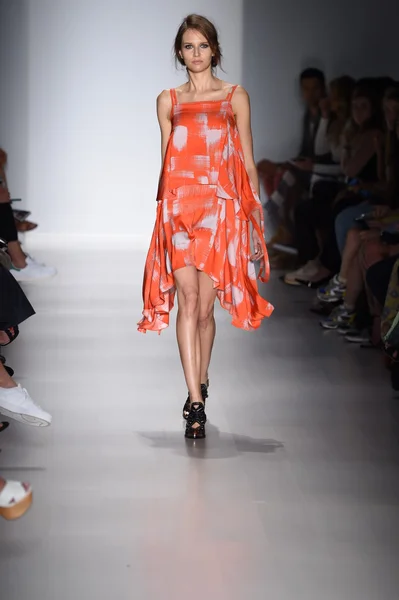 Modelo camina por la pasarela en Marissa Webb durante Mercedes-Benz Fashion Week Primavera 2015 — Foto de Stock