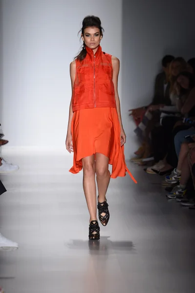 Le mannequin parcourt la piste de Marissa Webb lors de la Fashion Week Printemps 2015 de Mercedes-Benz — Photo