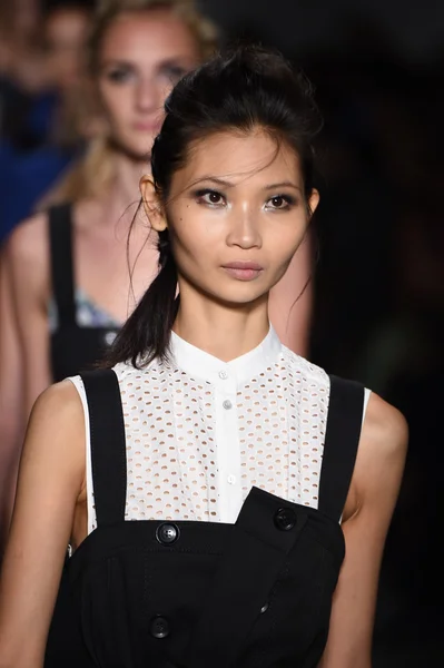 Modelos caminan el final de pista en Marissa Webb durante Mercedes-Benz Fashion Week Primavera 2015 — Foto de Stock