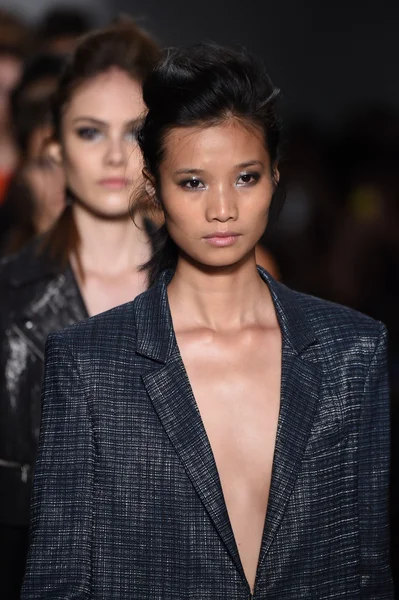 Modelos caminan el final de pista en Marissa Webb durante Mercedes-Benz Fashion Week Primavera 2015 —  Fotos de Stock