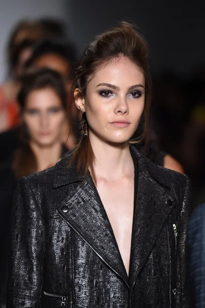 Modelos caminan el final de pista en Marissa Webb durante Mercedes-Benz Fashion Week Primavera 2015 —  Fotos de Stock