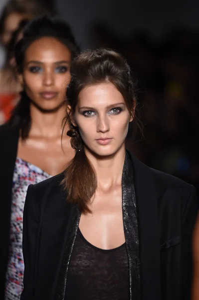 Modele spaceru finał pasa w marissa webb podczas mercedes-benz fashion week wiosna 2015 — Zdjęcie stockowe