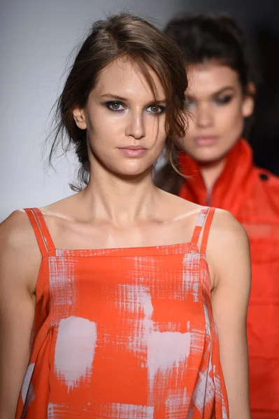 Modely chůze dráha finále na Marissu webb během mercedes-benz fashion week jaro 2015 — Stock fotografie