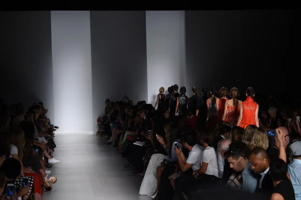 Modelos caminan el final de pista en Marissa Webb durante Mercedes-Benz Fashion Week Primavera 2015 — Foto de Stock