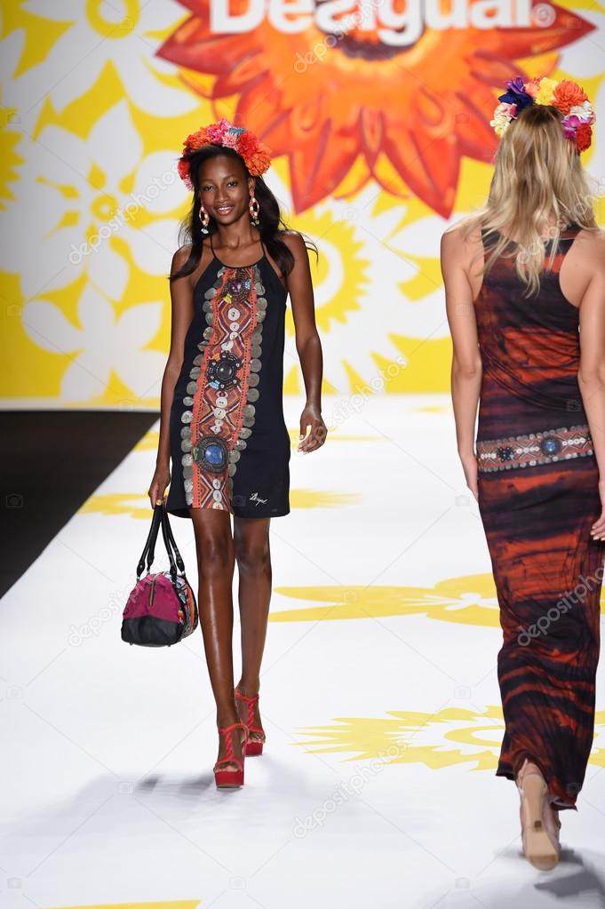 straf Hoeveelheid van vertrekken Model leidt de landingsbaan op desigual tijdens mercedes-benz fashion week  lente 2015 – Redactionele stockfoto © fashionstock #52752913