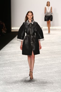 model mercedes-benz moda hafta bahar 2015 sırasında monique lhuillier pist yürür