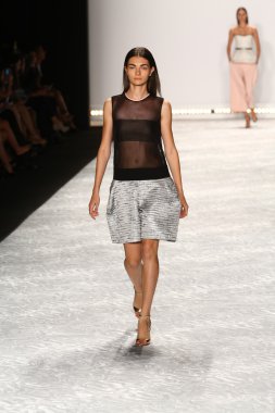 model mercedes-benz moda hafta bahar 2015 sırasında monique lhuillier pist yürür