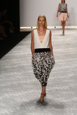 model mercedes-benz moda hafta bahar 2015 sırasında monique lhuillier pist yürür