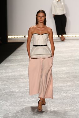 model mercedes-benz moda hafta bahar 2015 sırasında monique lhuillier pist yürür