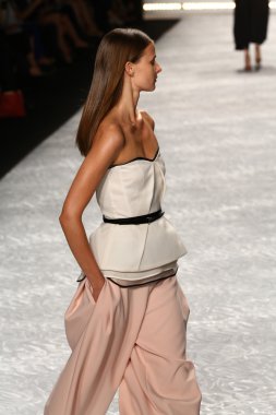 model mercedes-benz moda hafta bahar 2015 sırasında monique lhuillier pist yürür