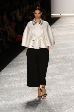 model mercedes-benz moda hafta bahar 2015 sırasında monique lhuillier pist yürür