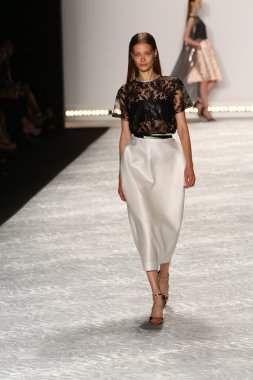 model mercedes-benz moda hafta bahar 2015 sırasında monique lhuillier pist yürür