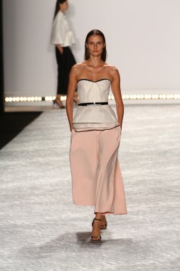 model mercedes-benz moda hafta bahar 2015 sırasında monique lhuillier pist yürür