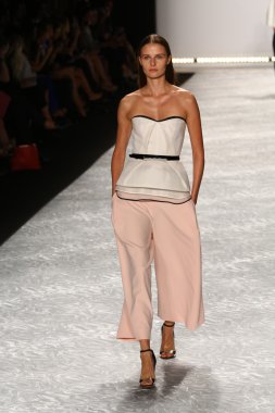 model mercedes-benz moda hafta bahar 2015 sırasında monique lhuillier pist yürür