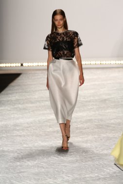 model mercedes-benz moda hafta bahar 2015 sırasında monique lhuillier pist yürür