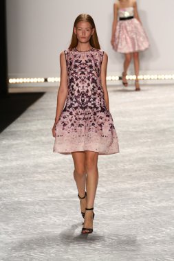 model mercedes-benz moda hafta bahar 2015 sırasında monique lhuillier pist yürür