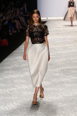 model mercedes-benz moda hafta bahar 2015 sırasında monique lhuillier pist yürür