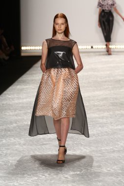 model mercedes-benz moda hafta bahar 2015 sırasında monique lhuillier pist yürür