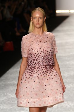 model mercedes-benz moda hafta bahar 2015 sırasında monique lhuillier pist yürür