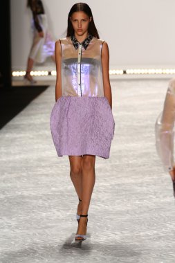model mercedes-benz moda hafta bahar 2015 sırasında monique lhuillier pist yürür