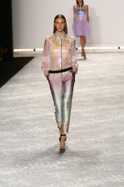 model mercedes-benz moda hafta bahar 2015 sırasında monique lhuillier pist yürür