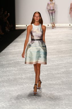 model mercedes-benz moda hafta bahar 2015 sırasında monique lhuillier pist yürür