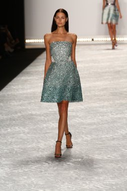 model mercedes-benz moda hafta bahar 2015 sırasında monique lhuillier pist yürür