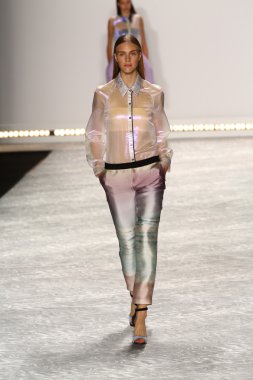 model mercedes-benz moda hafta bahar 2015 sırasında monique lhuillier pist yürür