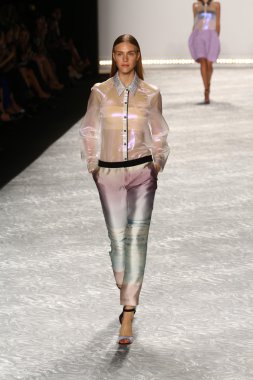 model mercedes-benz moda hafta bahar 2015 sırasında monique lhuillier pist yürür