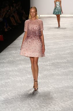 model mercedes-benz moda hafta bahar 2015 sırasında monique lhuillier pist yürür