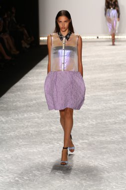 model mercedes-benz moda hafta bahar 2015 sırasında monique lhuillier pist yürür